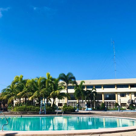 Klir Waterpark Resort And Hotels Guiguinto Exteriör bild