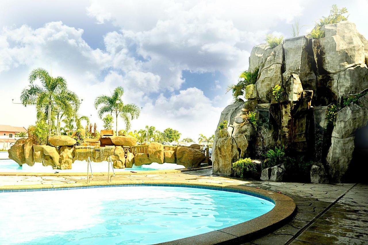 Klir Waterpark Resort And Hotels Guiguinto Exteriör bild