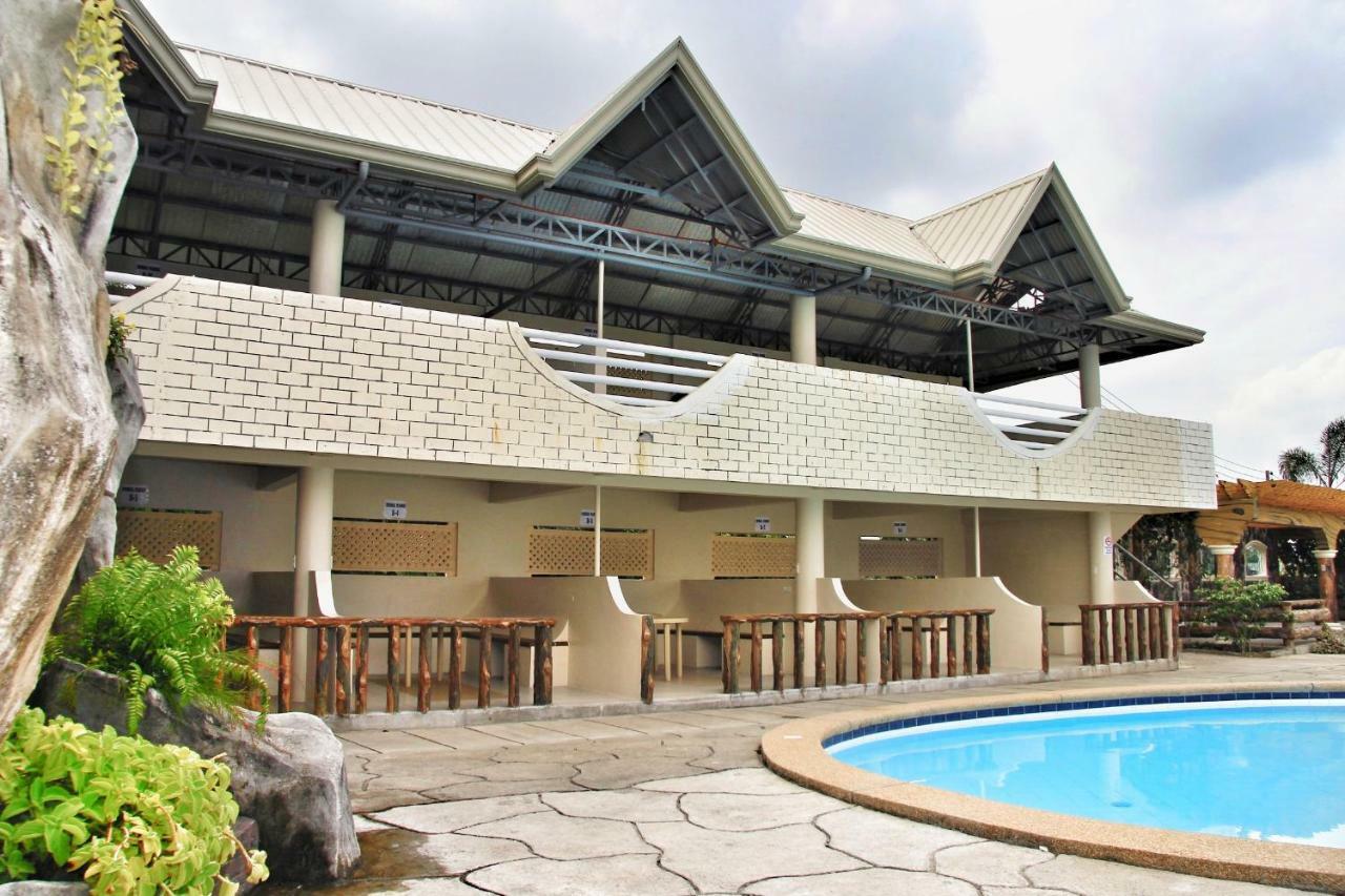 Klir Waterpark Resort And Hotels Guiguinto Exteriör bild